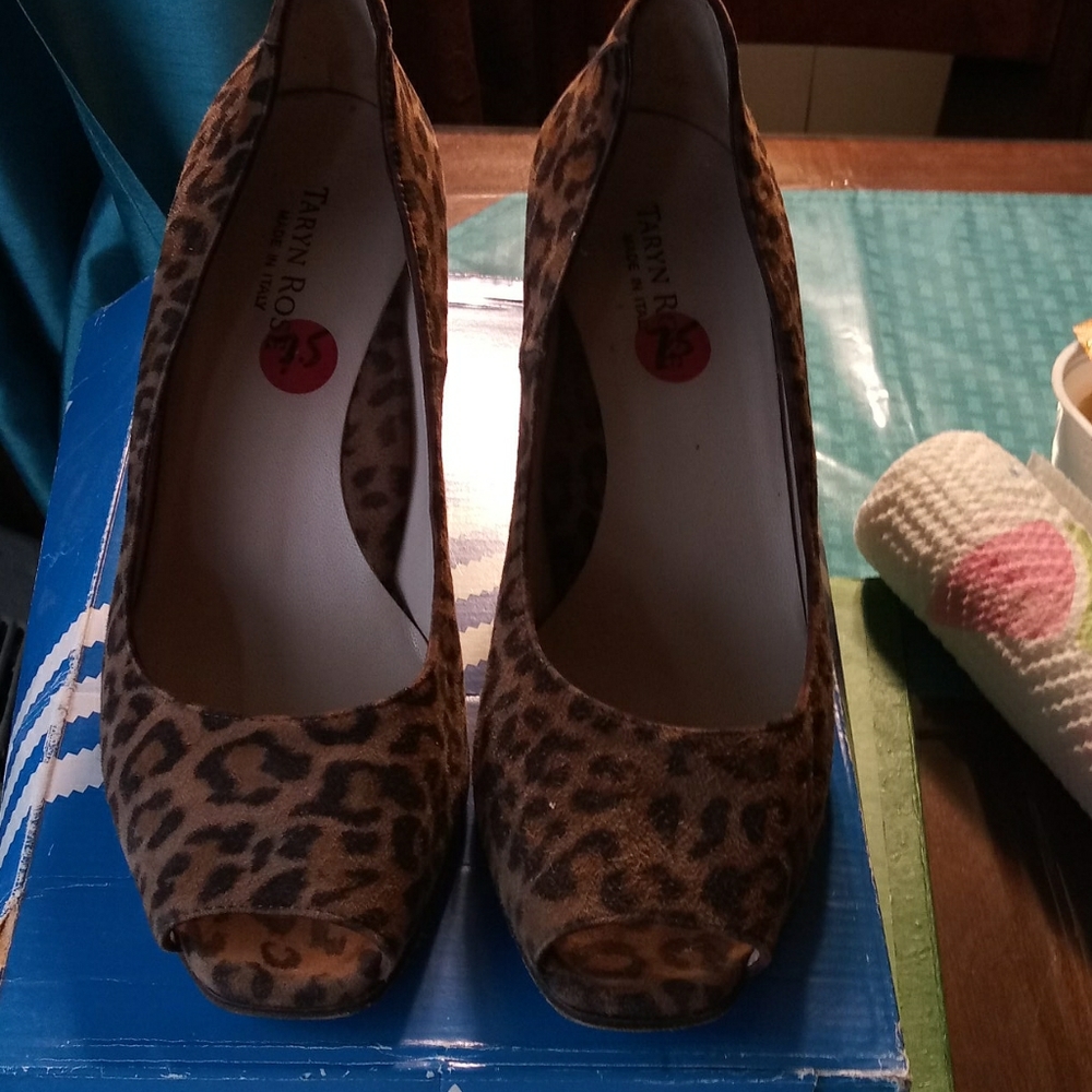 Ladies Taryn Rose authentic 71/2 cheetah print